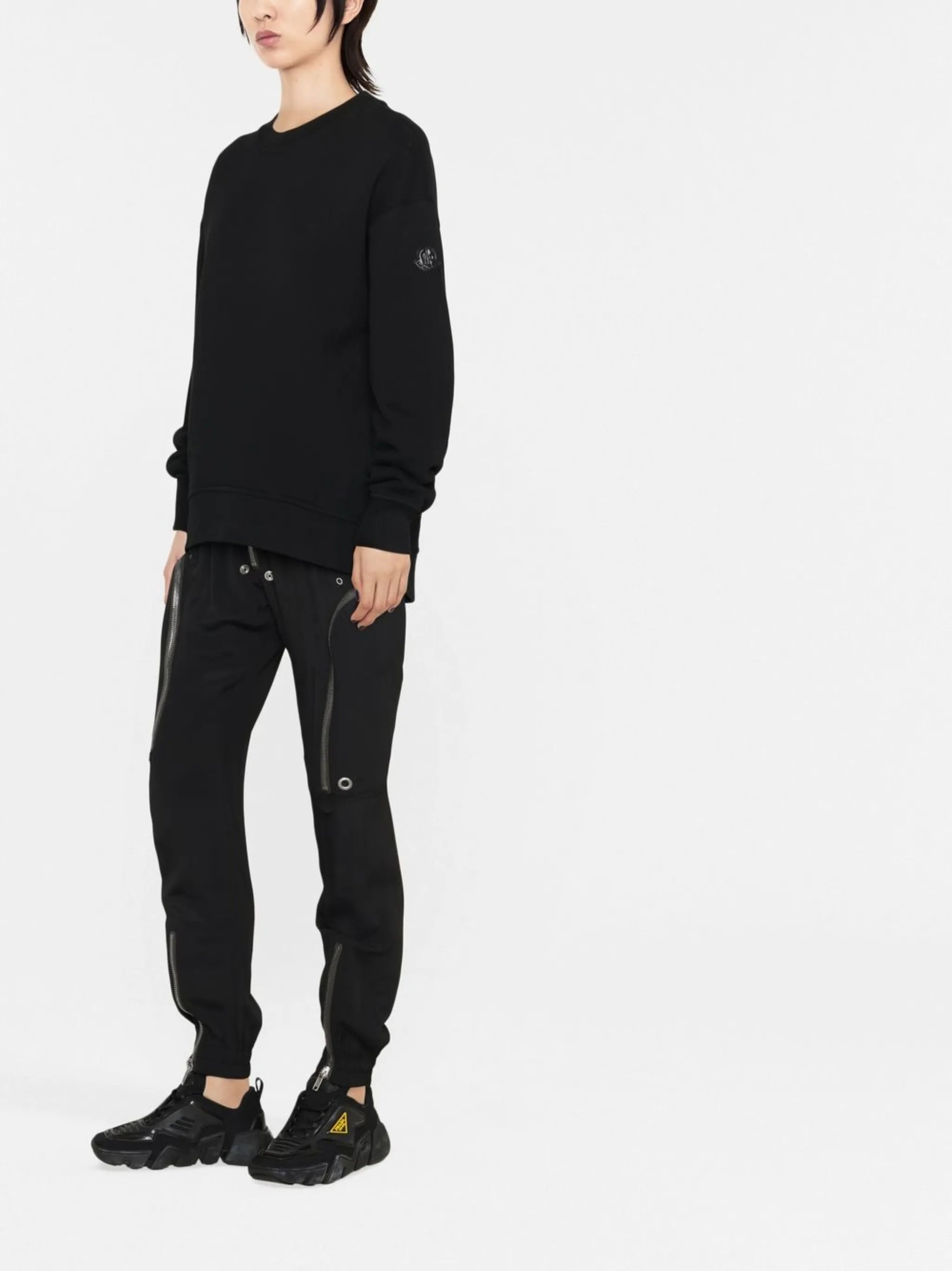 モンクレールの女性用メタリックロゴスウェットシャツの画像 - 2022年秋冬シーズン - モデルビュー 2