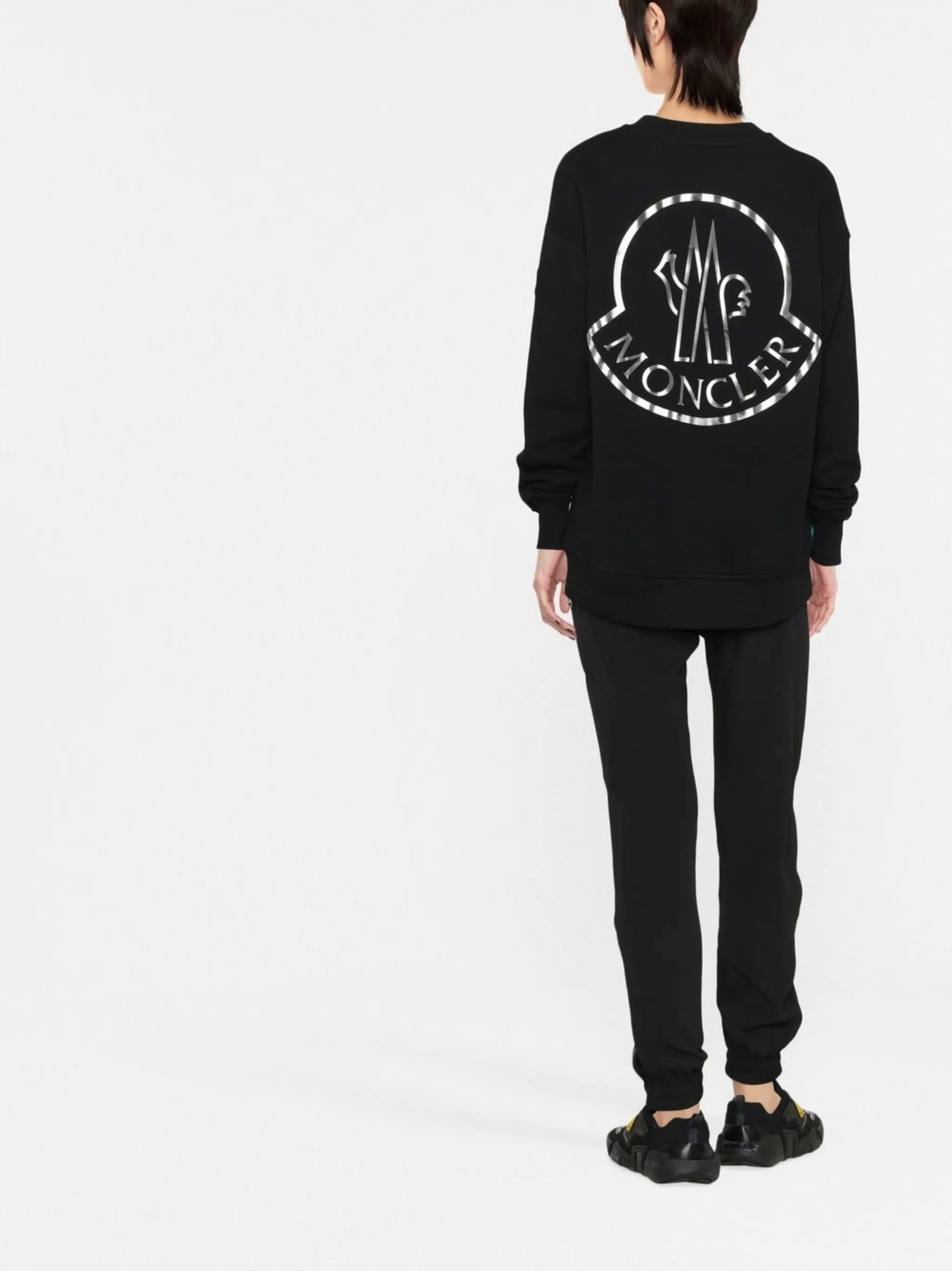 モンクレールの女性用メタリックロゴスウェットシャツの画像 - 2022年秋冬シーズン - モデルビュー 1