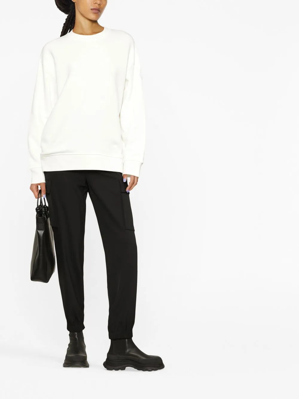 여성을 위한 몽클레르의 메탈릭 로고 스웨트셔츠 이미지 - 2022 가을-겨울 시즌 - 모델 보기 3