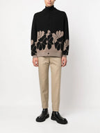 アレキサンダー・マックイーンのメンズベージュストレートチノパンツの画像 - シーズン春夏2023 - モデルビュー1