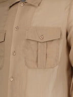 Imagen de camisa de voile de algodón beige de Saint Laurent para hombres - Temporada Primavera-Verano 2023 - Vista del modelo 2