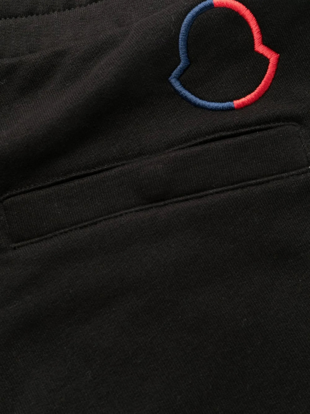 Image du pantalon de jogging logo par Moncler pour hommes - Saison Printemps-Été 2023 - Vue du modèle 6