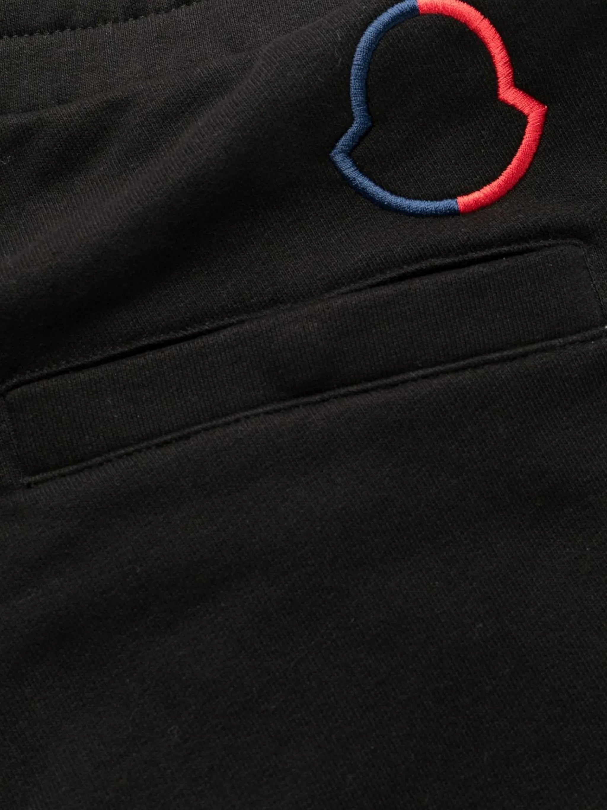 Image du pantalon de jogging logo par Moncler pour hommes - Saison Printemps-Été 2023 - Vue du modèle 6