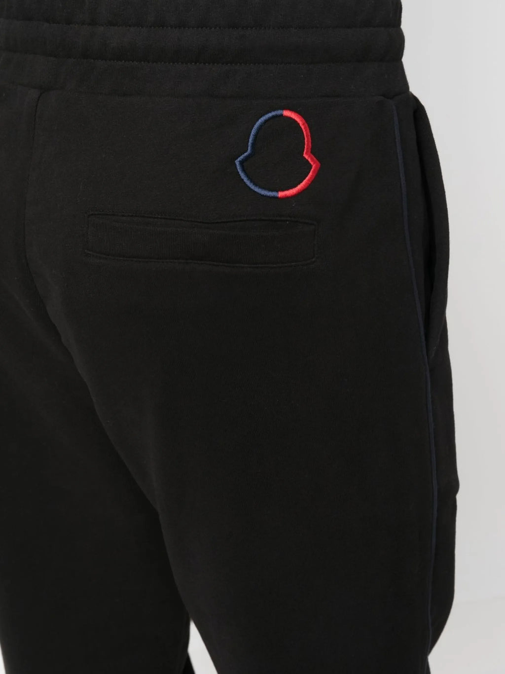 Image du pantalon de jogging logo par Moncler pour hommes - Saison Printemps-Été 2023 - Vue du modèle 4
