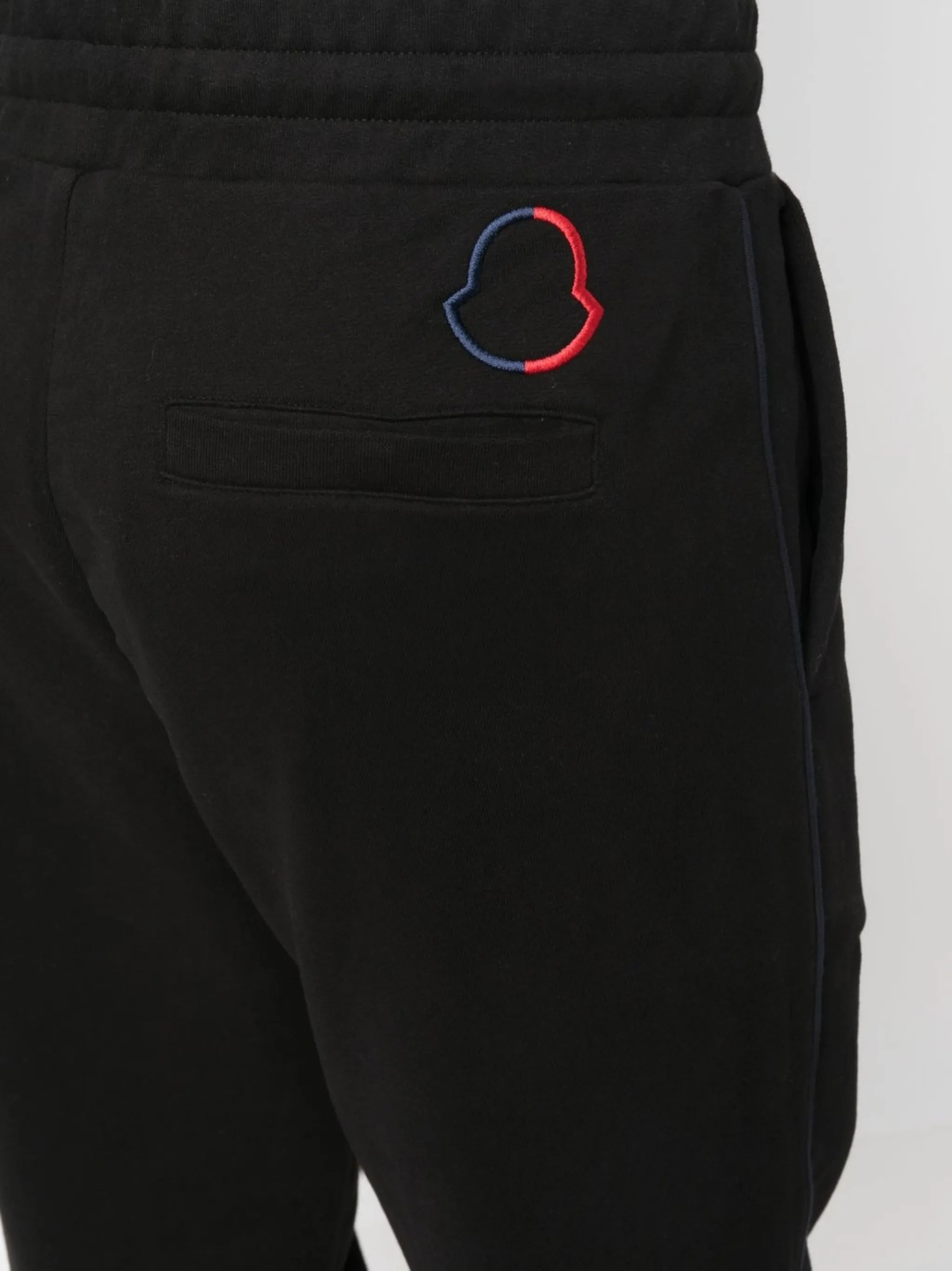 Image du pantalon de jogging logo par Moncler pour hommes - Saison Printemps-Été 2023 - Vue du modèle 4