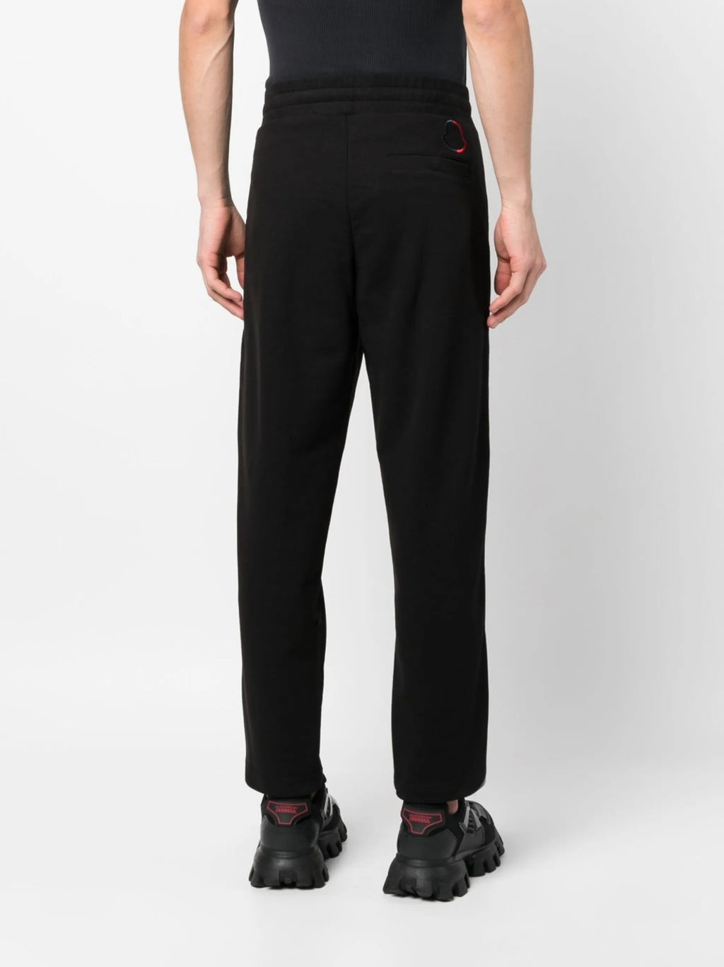 Image du pantalon de jogging logo par Moncler pour hommes - Saison Printemps-Été 2023 - Vue du modèle 3
