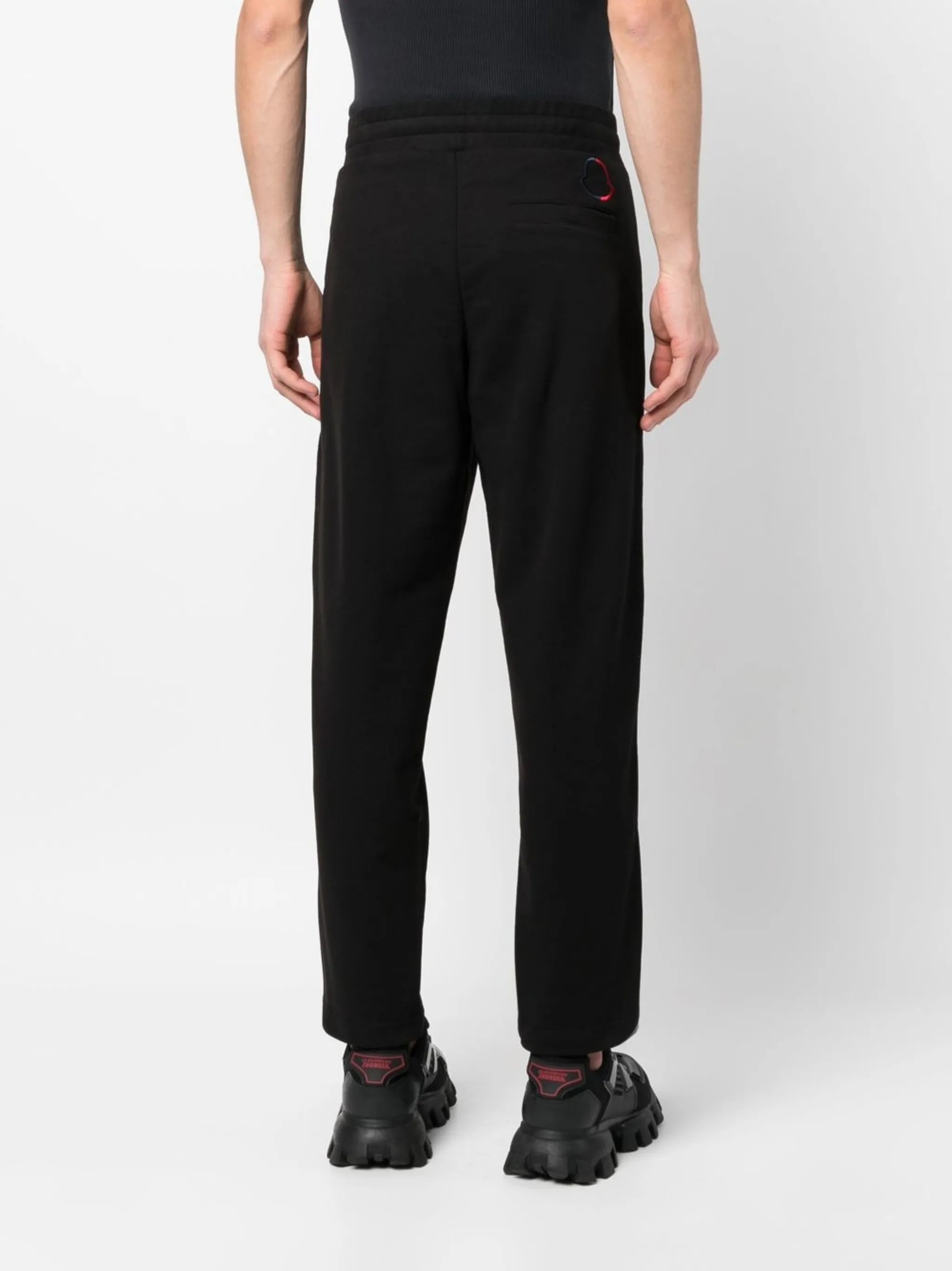 Image du pantalon de jogging logo par Moncler pour hommes - Saison Printemps-Été 2023 - Vue du modèle 3