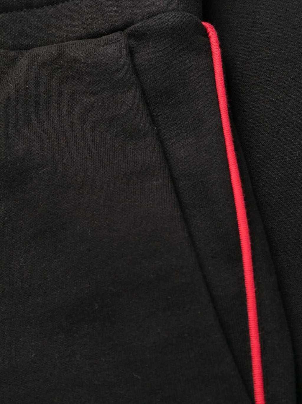 Image du pantalon de jogging logo par Moncler pour hommes - Saison Printemps-Été 2023 - Vue du modèle 5