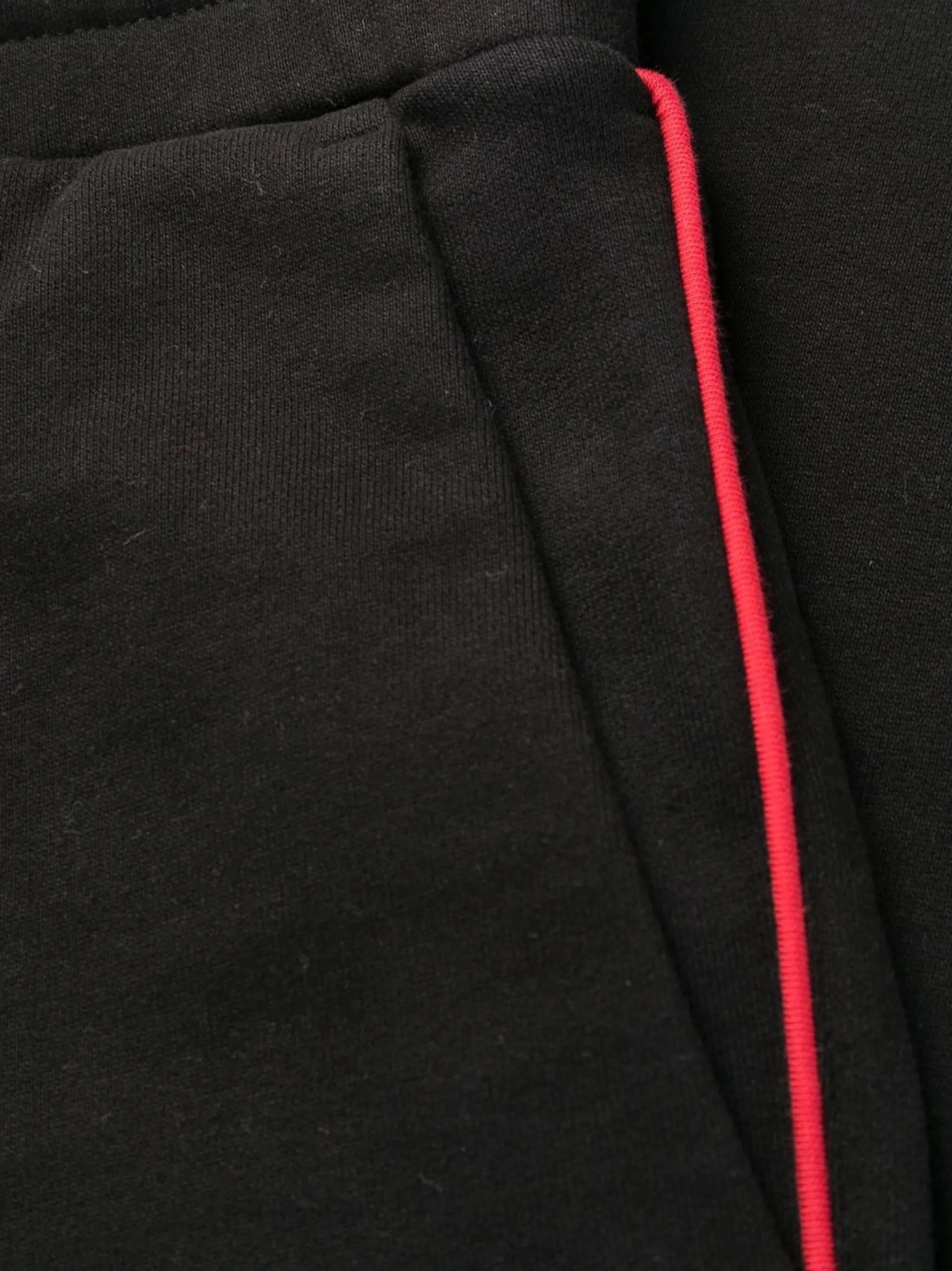 Image du pantalon de jogging logo par Moncler pour hommes - Saison Printemps-Été 2023 - Vue du modèle 5