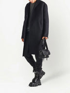 Imagem da bolsa de ombro em Re-Nylon preto da Prada para homens - Coleção Outono-Inverno 2024 - Vista traseira