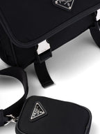 Imagem da bolsa de ombro em Re-Nylon preto da Prada para homens - Coleção Outono-Inverno 2024 - Detalhe vista 7