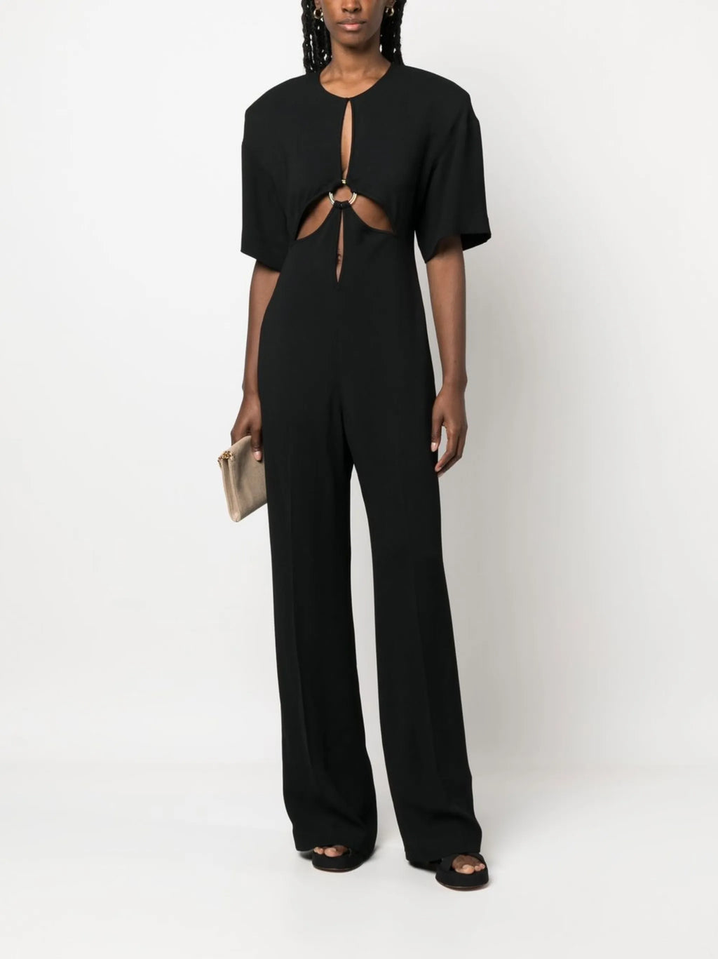 Imagem do macacão preto com recortes da Stella McCartney para mulheres - Temporada Primavera-Verão 2023 - Vista do modelo 1