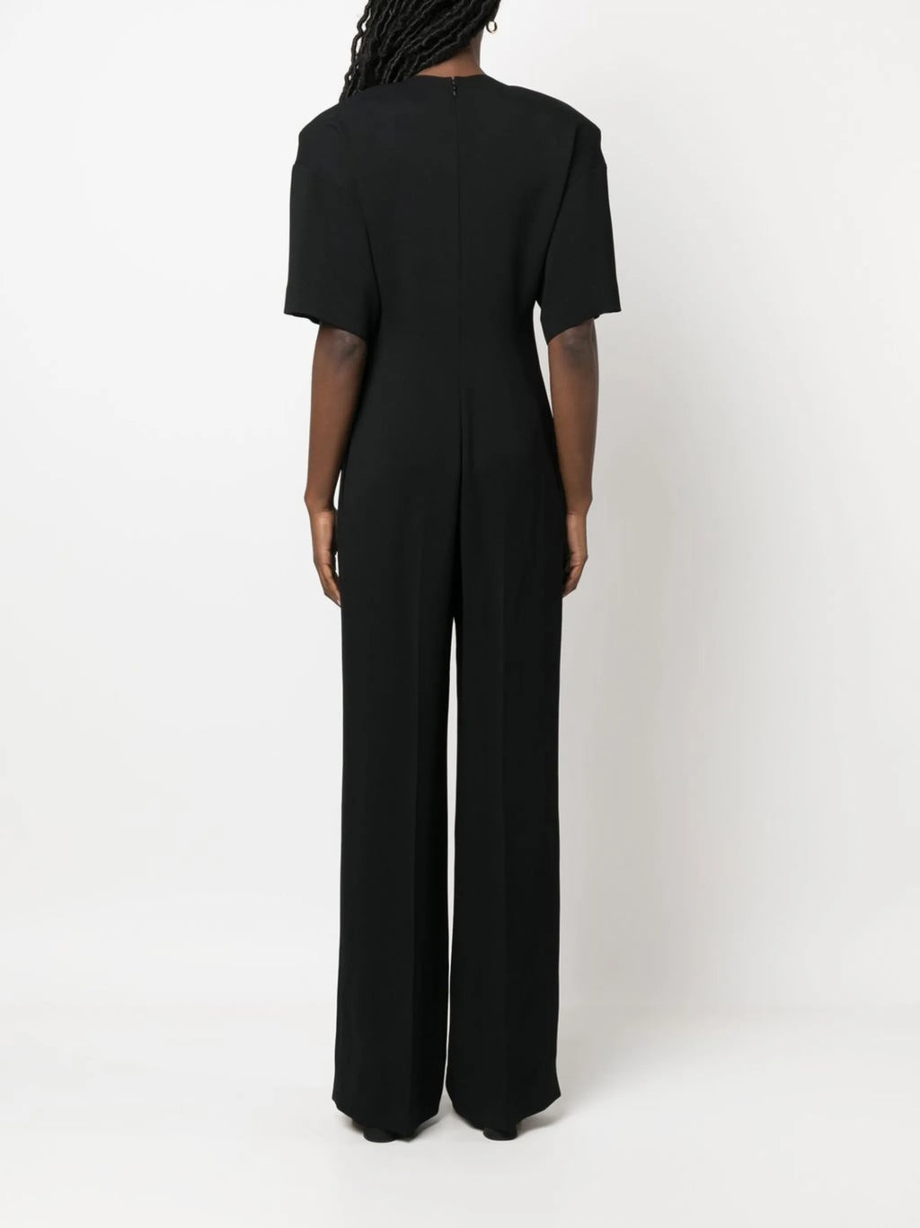 Imagem do macacão preto com recortes da Stella McCartney para mulheres - Temporada Primavera-Verão 2023 - Vista do modelo 3