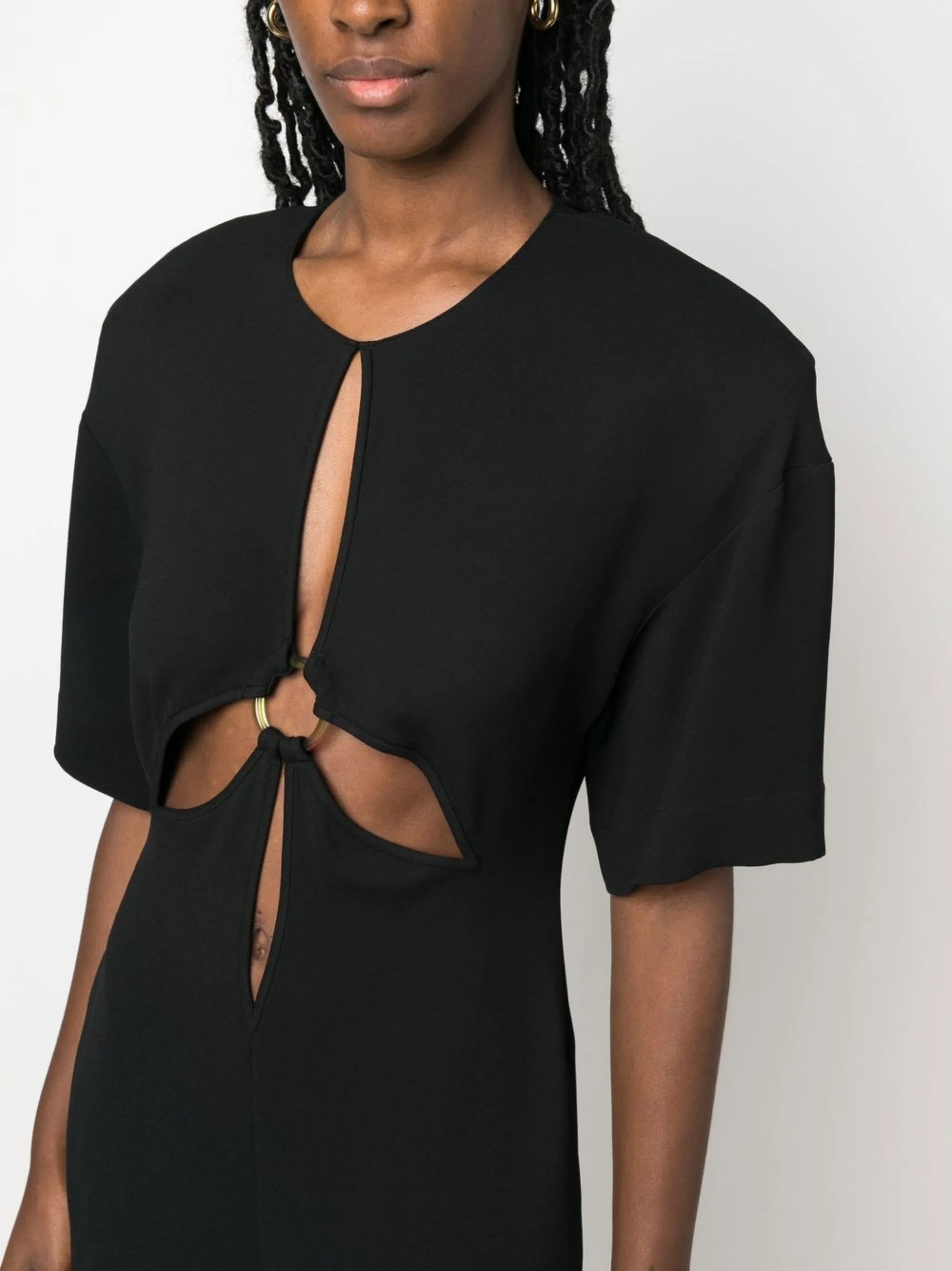 Imagem do macacão preto com recortes da Stella McCartney para mulheres - Temporada Primavera-Verão 2023 - Vista do modelo 4