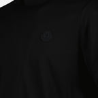 Imagen de la camiseta negra con logo vertical de Moncler para hombres - Temporada Primavera-Verano 2025 - Detalle 5