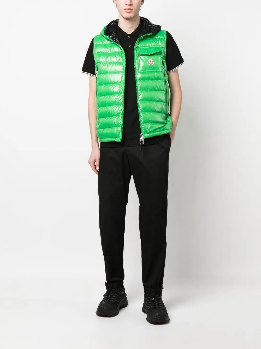 モンクレールのメンズ用コントラストトリム付き黒のポロシャツの画像 - シーズン春夏2024 - 後面ビュー