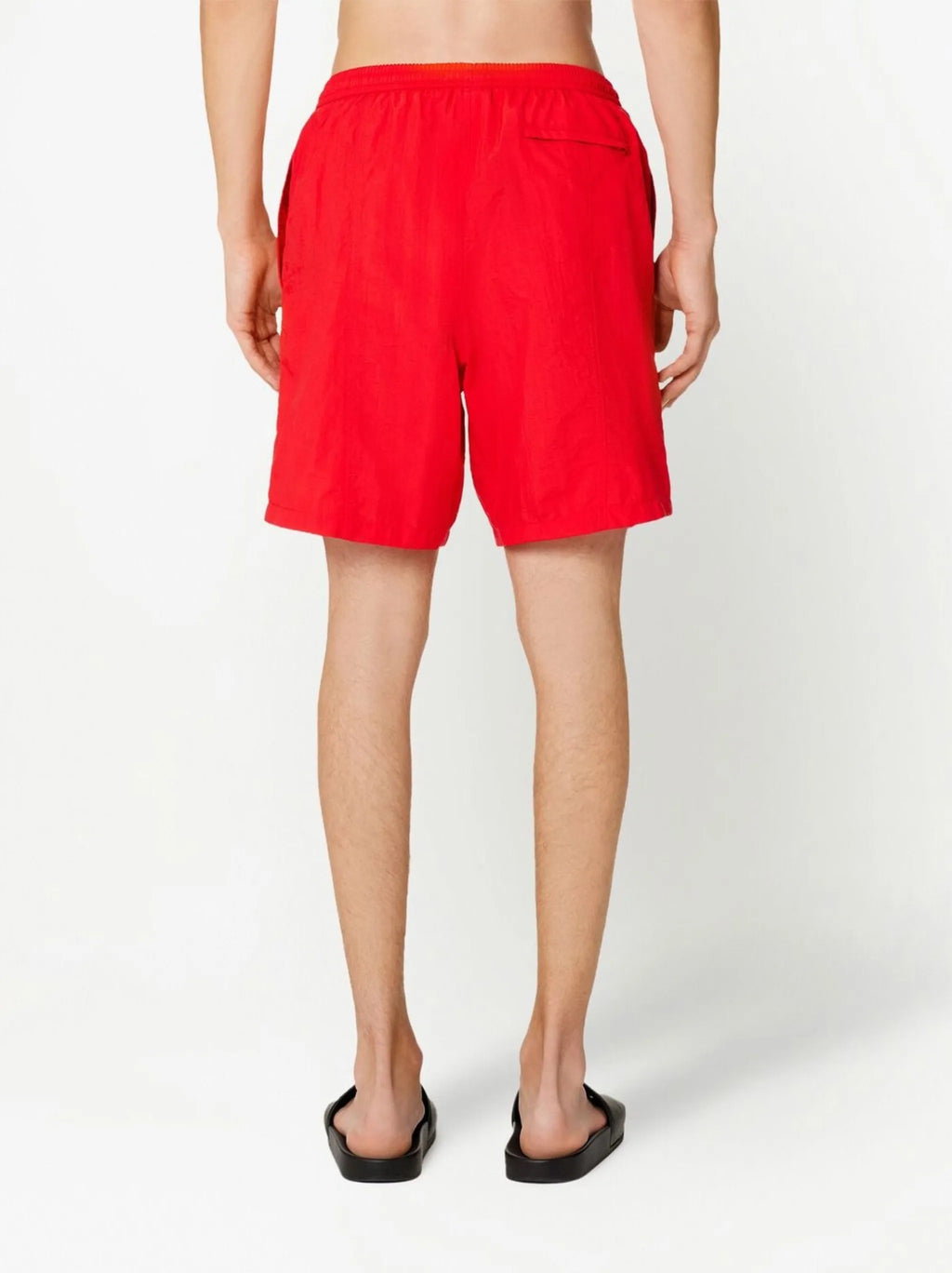 Ami PARISの男性用ロングレッド水着の画像 - 2023年春夏シーズン - モデルビュー3