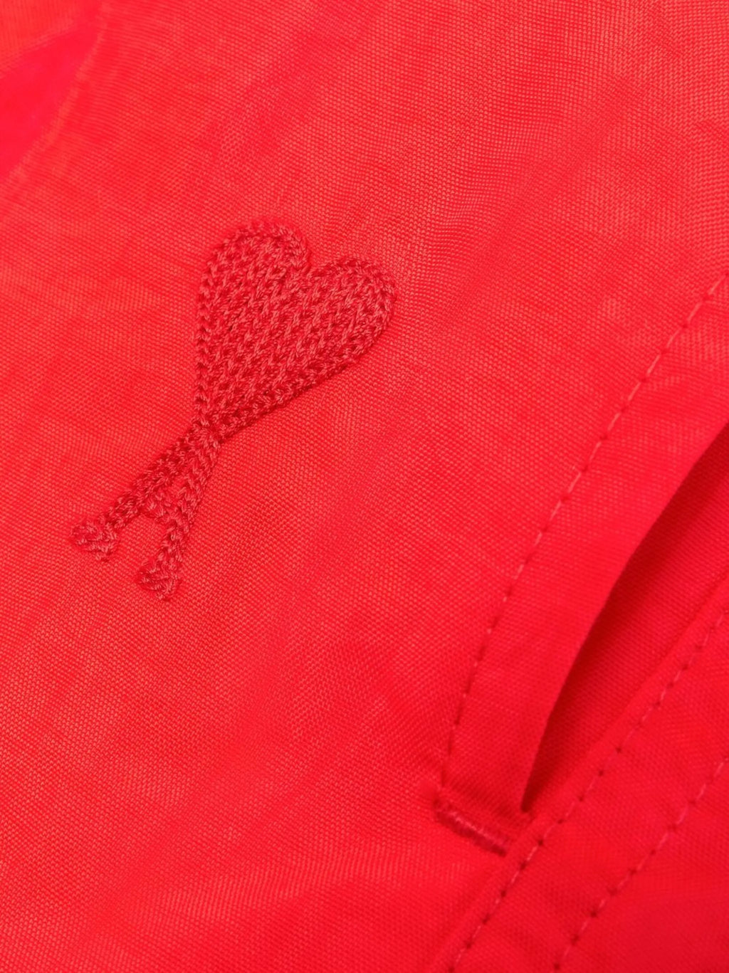 Ami PARISの男性用ロングレッド水着の画像 - 2023年春夏シーズン - モデルビュー5