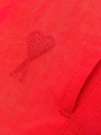 Image de shorts de bain rouges longs par Ami PARIS pour hommes - Saison Printemps-Été 2023 - Vue du modèle 5