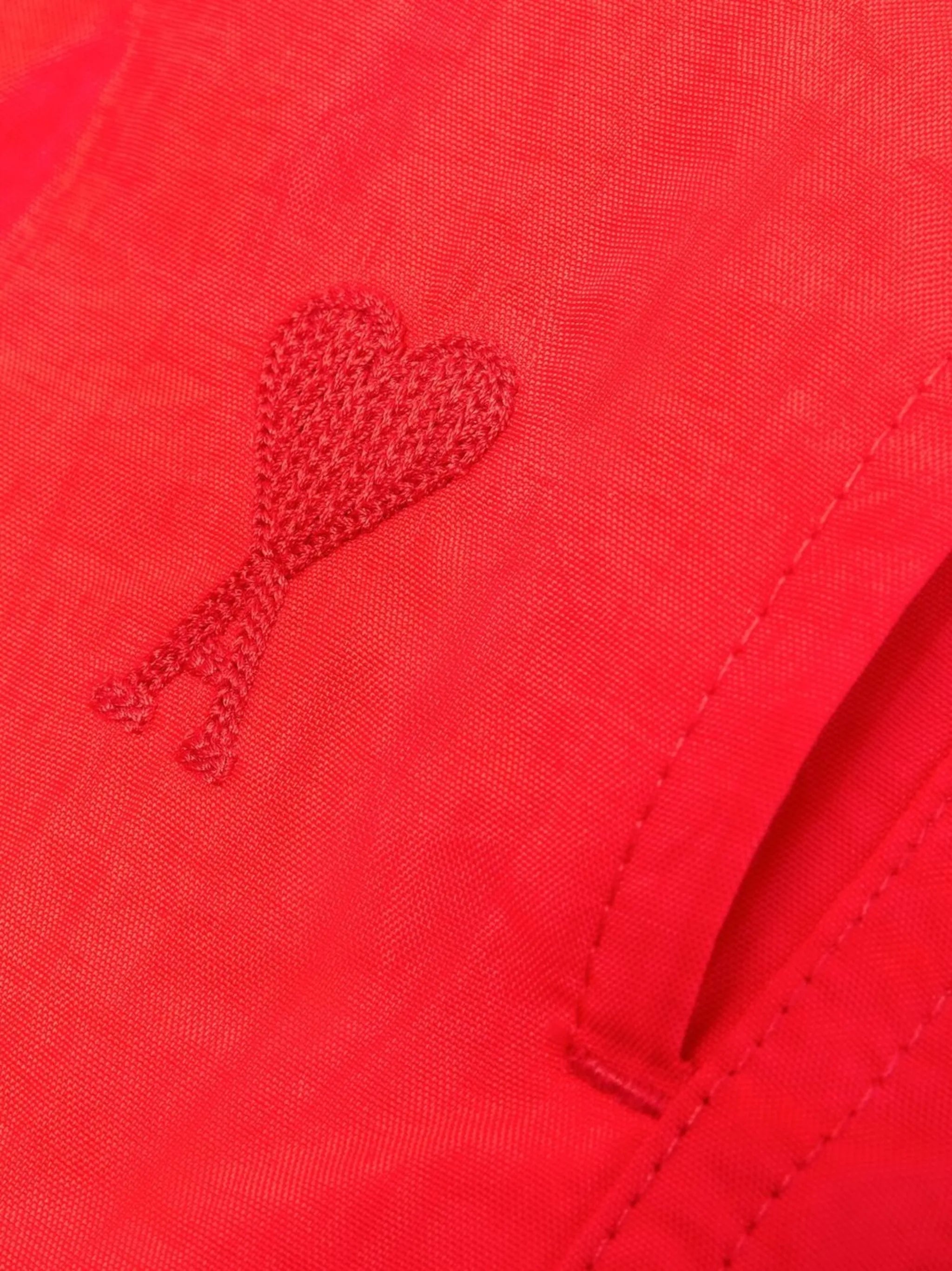 Ami PARISの男性用ロングレッド水着の画像 - 2023年春夏シーズン - モデルビュー5