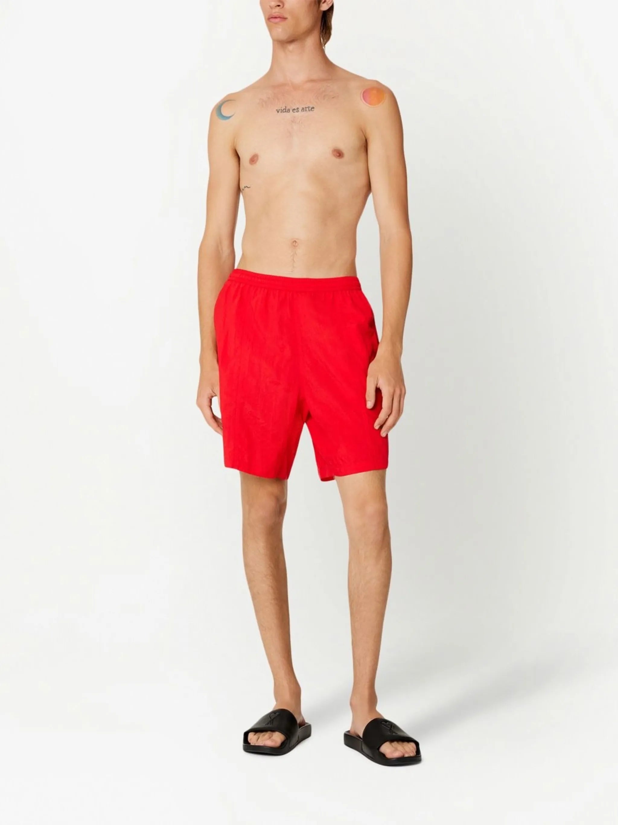 Ami PARISの男性用ロングレッド水着の画像 - 2023年春夏シーズン - モデルビュー1