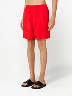 Image de shorts de bain rouges longs par Ami PARIS pour hommes - Saison Printemps-Été 2023 - Vue du modèle 2