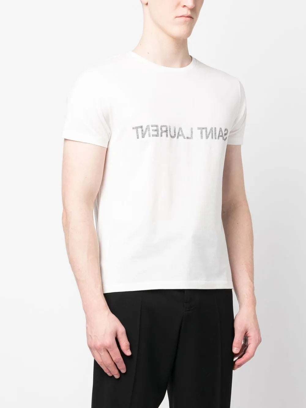Image du T-shirt avec logo inversé de Saint Laurent pour hommes - Saison Printemps-ÉtÉ 2025 - Détail Vue 1