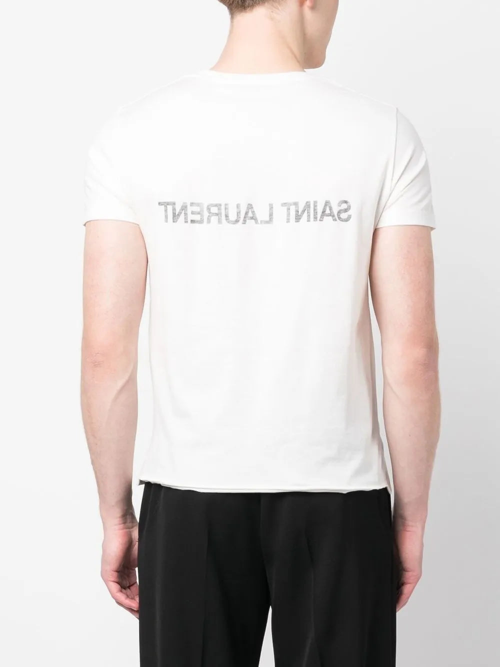 Image du T-shirt avec logo inversé de Saint Laurent pour hommes - Saison Printemps-ÉtÉ 2025 - Détail Vue 6