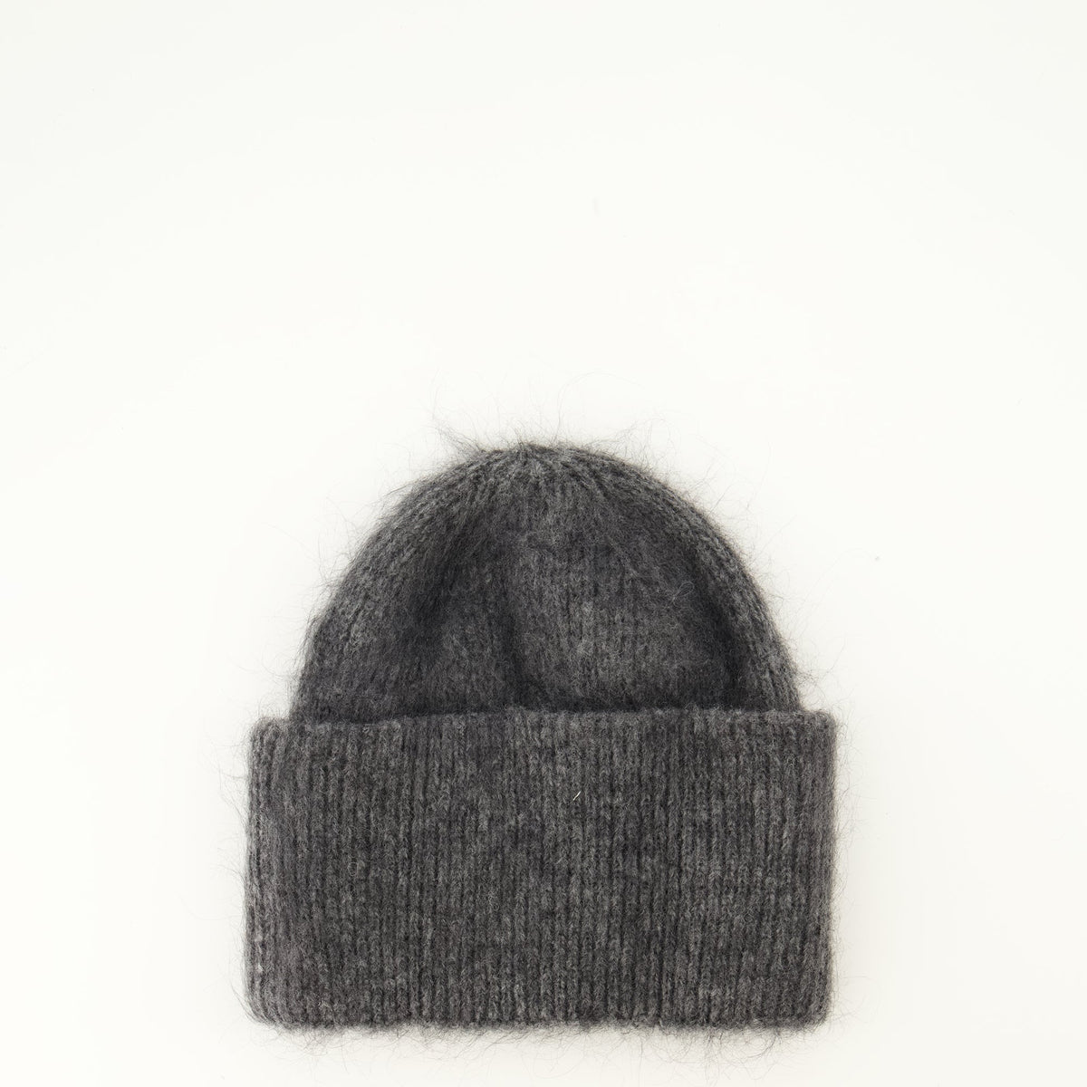 Grå lue i mohair og ull