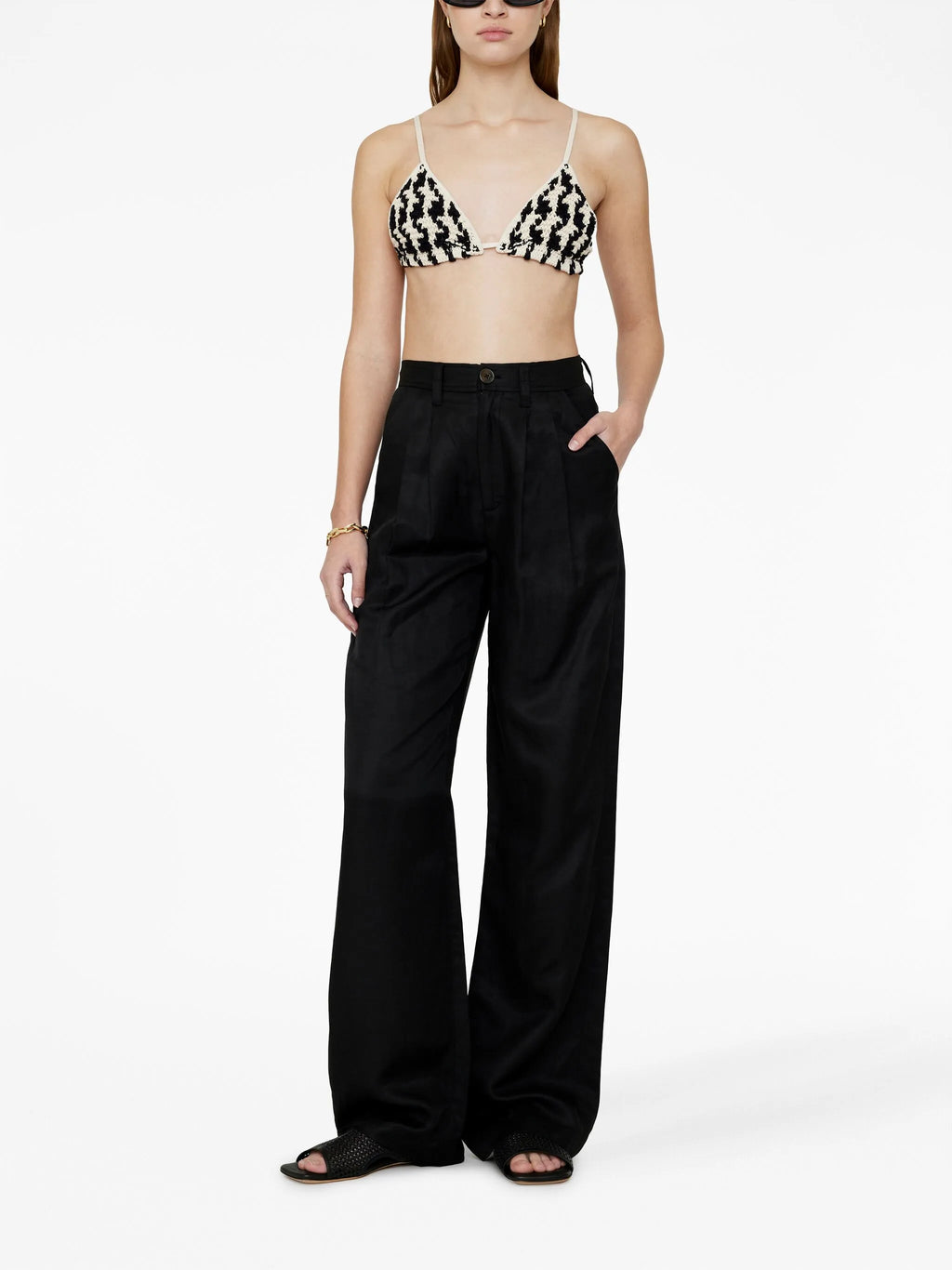 Imagen del top triangular de crochet de Anine Bing para mujeres - Temporada Primavera-Verano 2023 - Vista del modelo 2