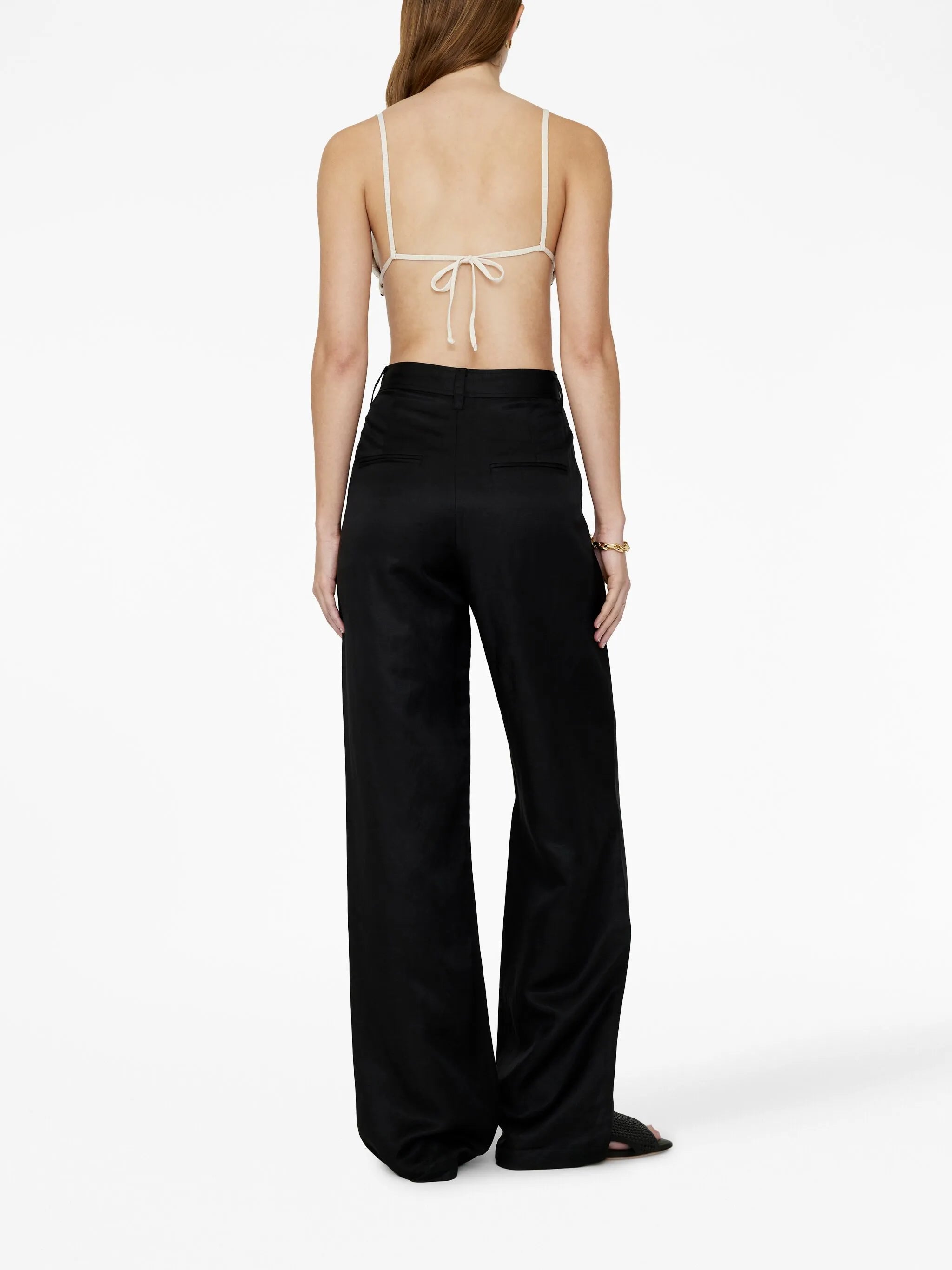 Imagen del top triangular de crochet de Anine Bing para mujeres - Temporada Primavera-Verano 2023 - Vista del modelo 3