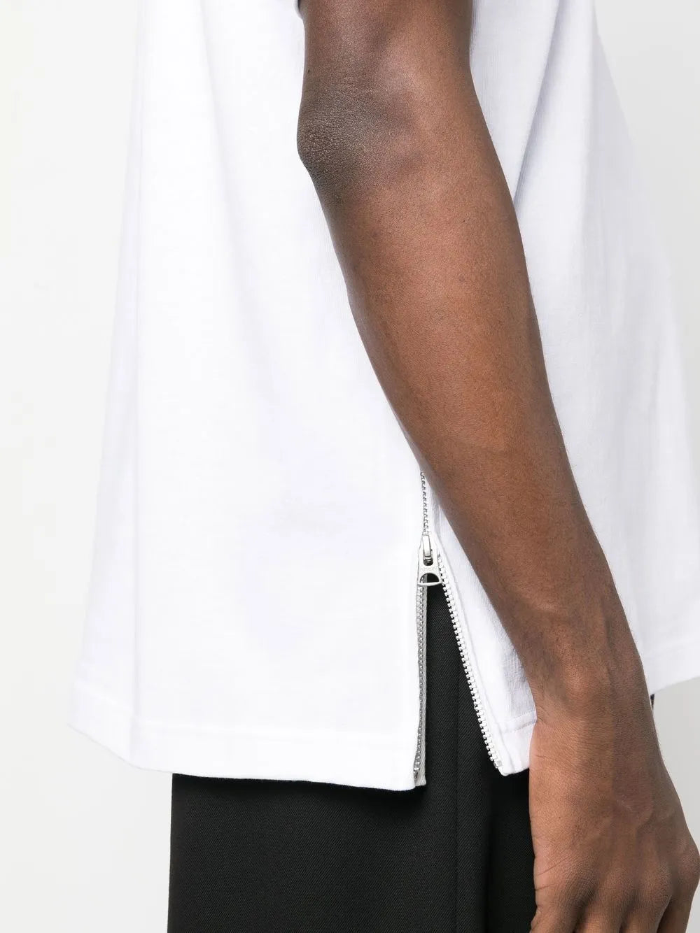 ジップディテール付きホワイトTシャツ