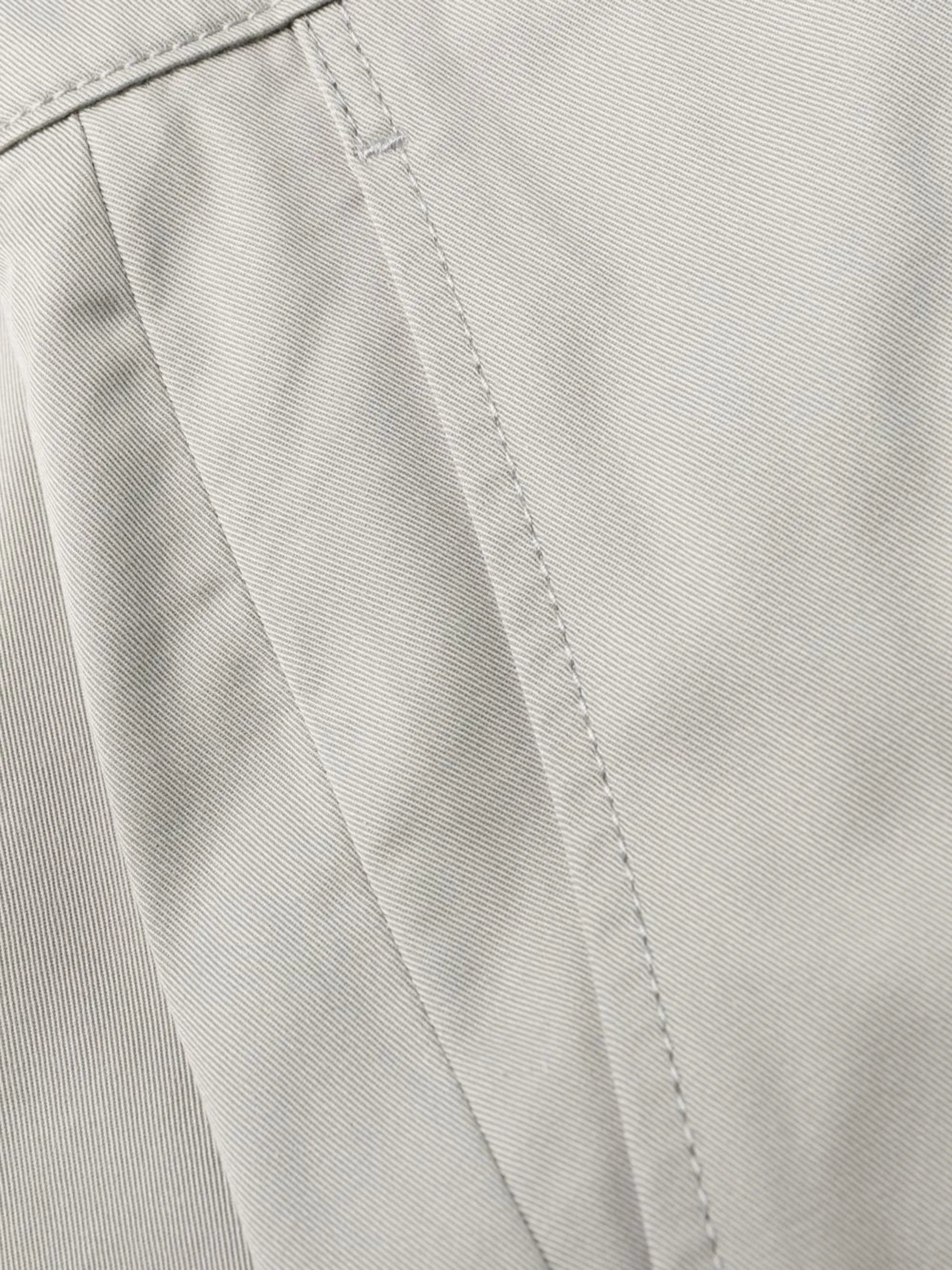 여성을 위한 Kenzo의 회색 치노 팬츠 이미지 - 시즌 2023 봄-여름 - 모델 보기 5