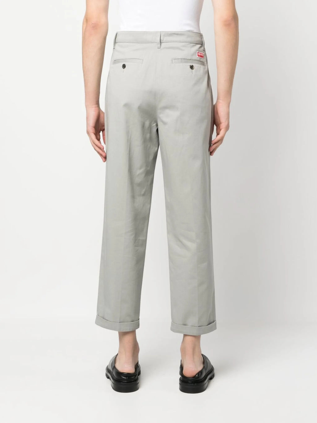 여성을 위한 Kenzo의 회색 치노 팬츠 이미지 - 시즌 2023 봄-여름 - 모델 보기 3