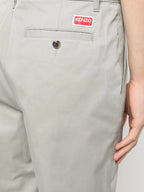 여성을 위한 Kenzo의 회색 치노 팬츠 이미지 - 시즌 2023 봄-여름 - 모델 보기 4