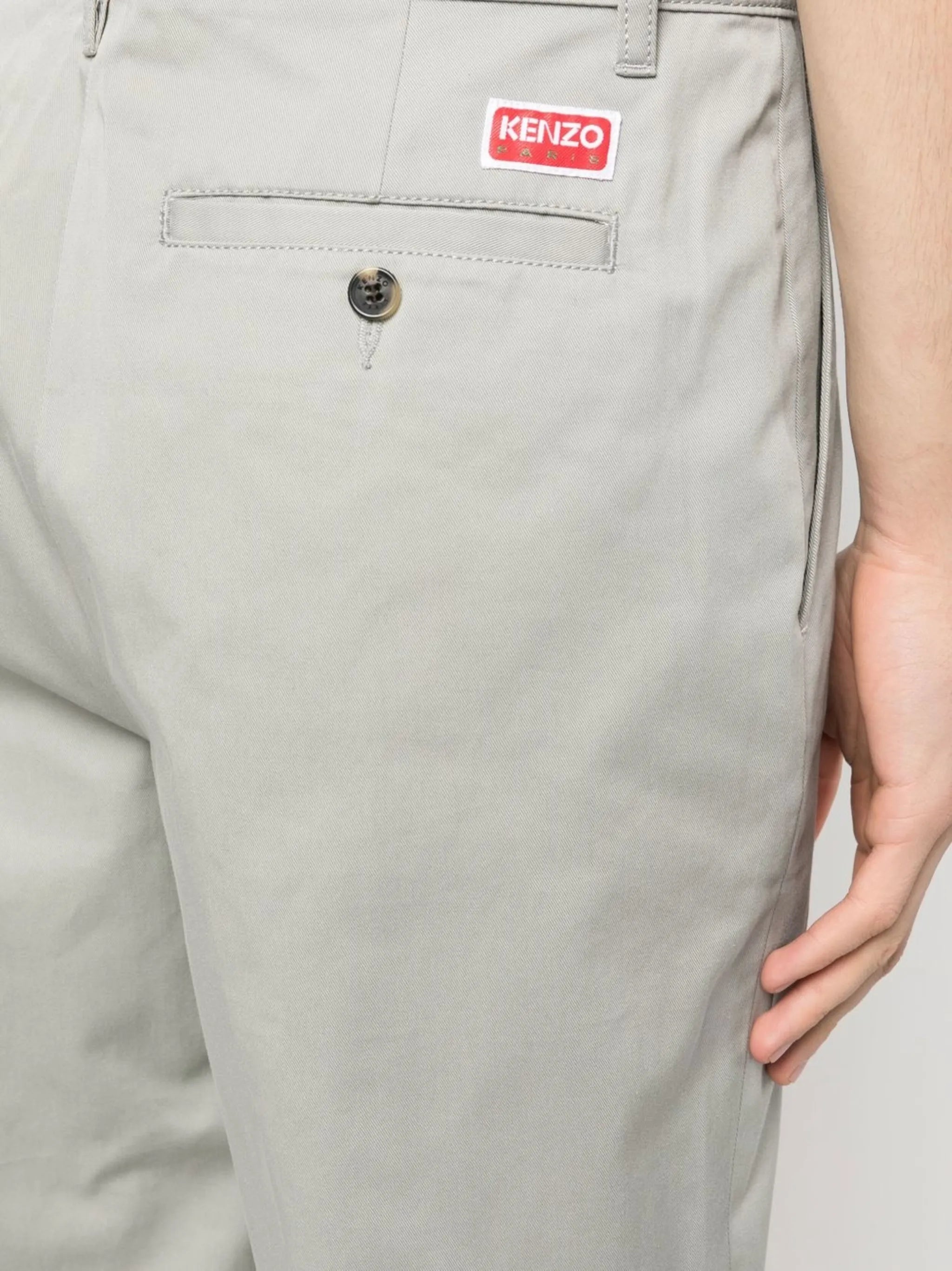 여성을 위한 Kenzo의 회색 치노 팬츠 이미지 - 시즌 2023 봄-여름 - 모델 보기 4