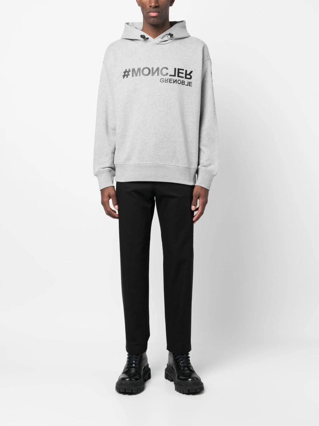 몽클레르의 검은색 치노 바지 이미지 - 남성용 - 시즌 봄-여름 2023 - 모델 보기 1