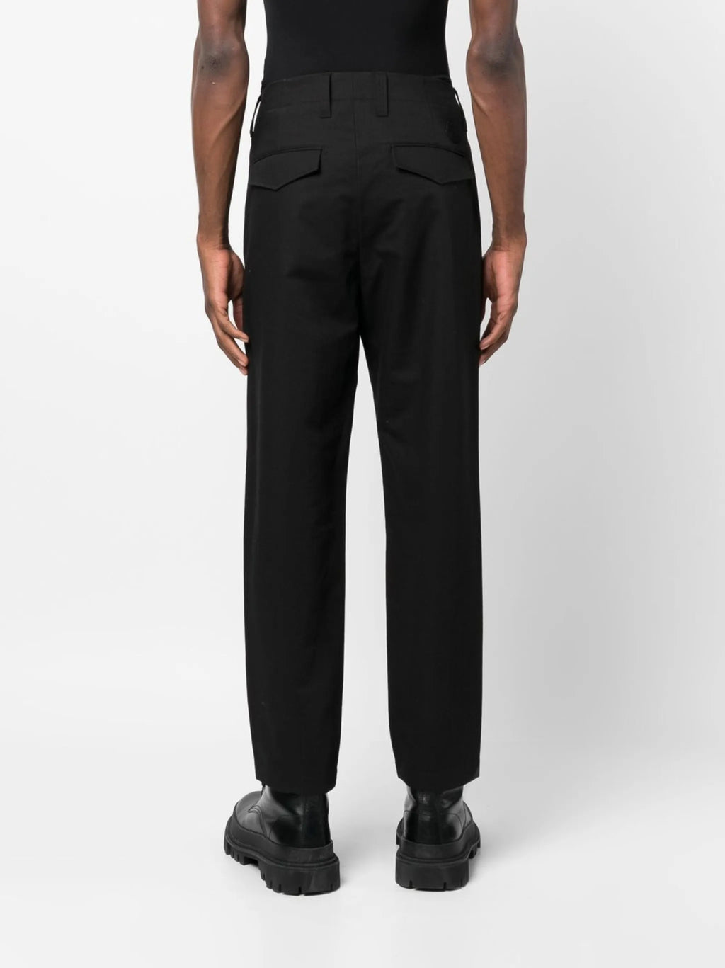 몽클레르의 검은색 치노 바지 이미지 - 남성용 - 시즌 봄-여름 2023 - 모델 보기 3
