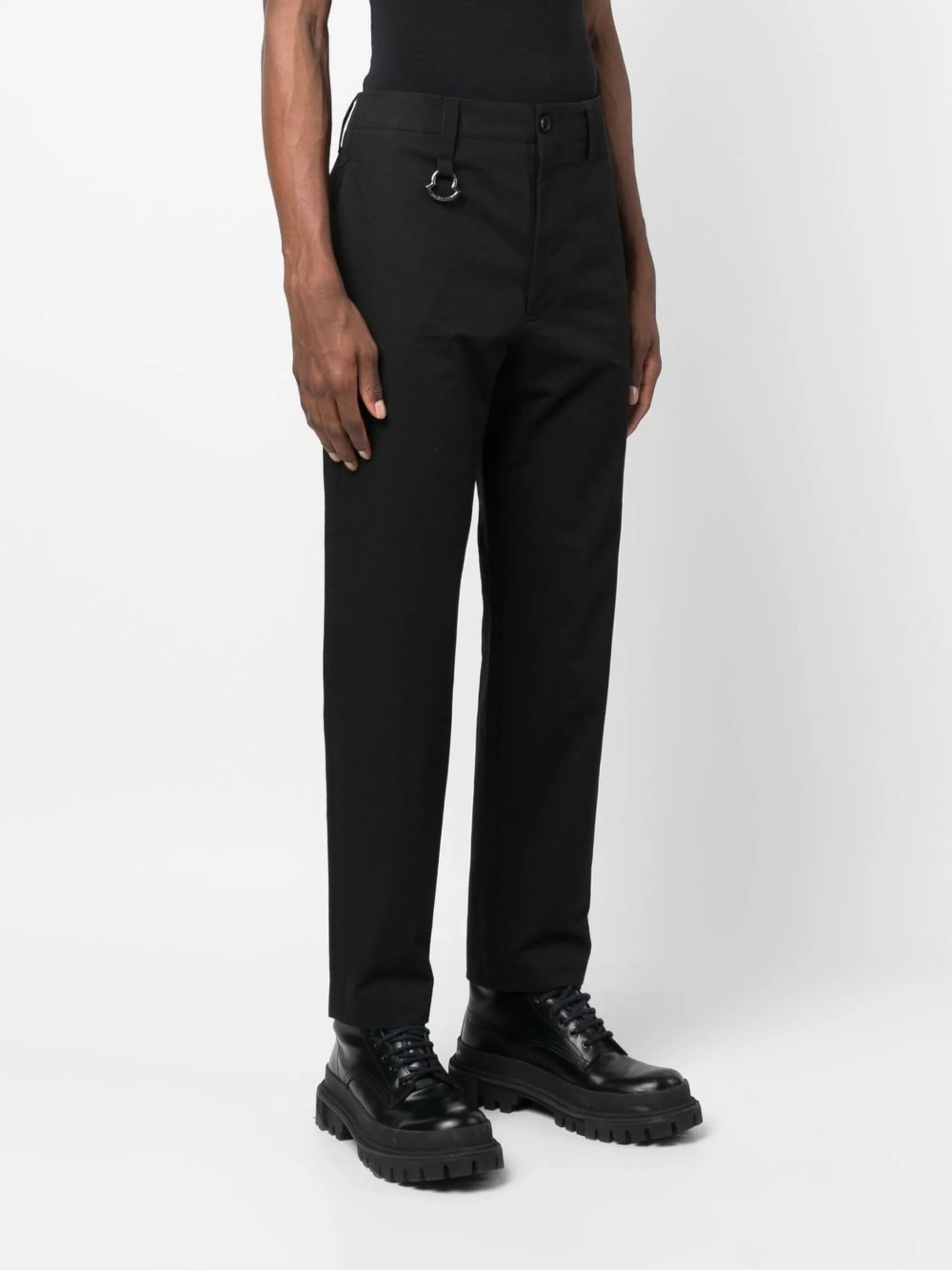 Bild von schwarzen Chino-Hosen von Moncler für Herren - Saison Frühling-Sommer 2023 - Modellansicht 2