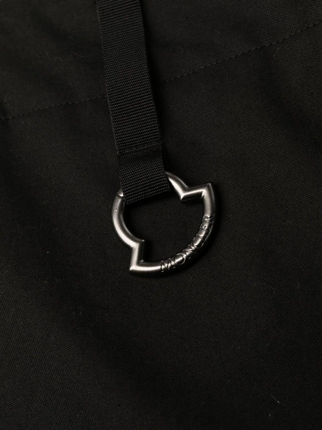 몽클레르의 검은색 치노 바지 이미지 - 남성용 - 시즌 봄-여름 2023 - 모델 보기 5