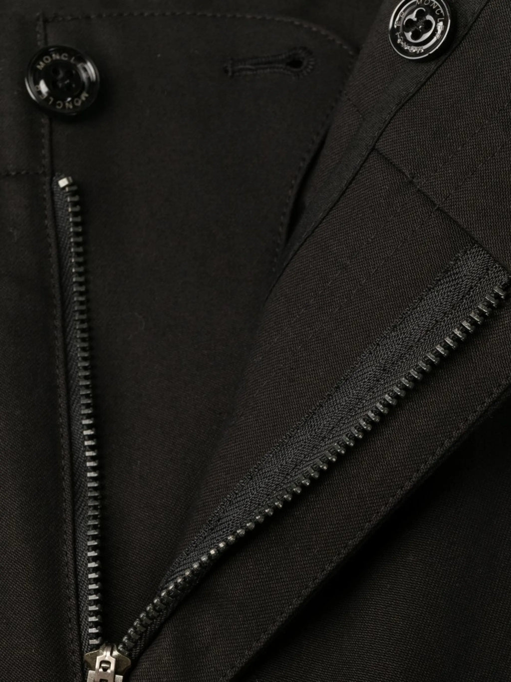 몽클레르의 검은색 치노 바지 이미지 - 남성용 - 시즌 봄-여름 2023 - 모델 보기 6