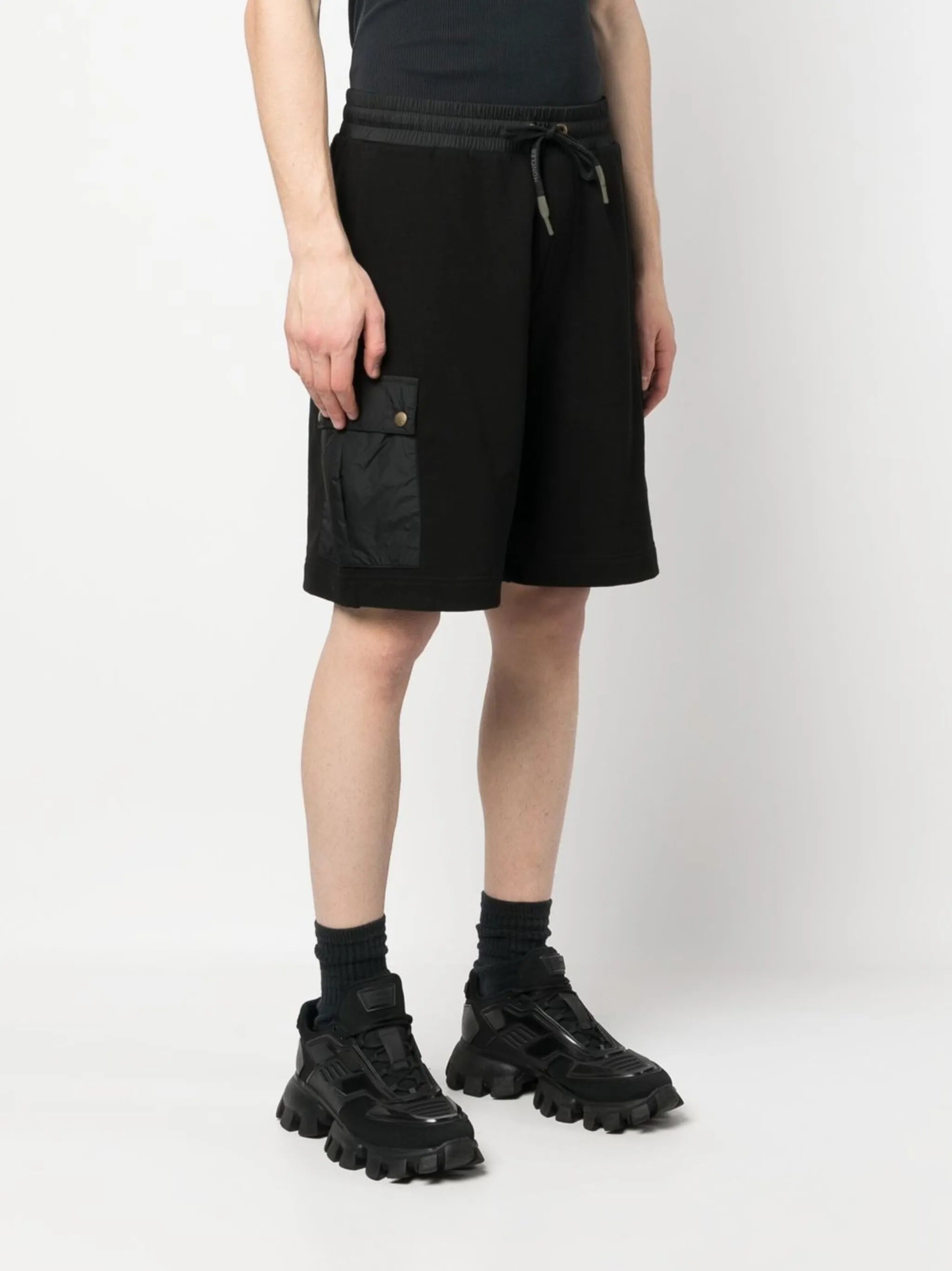 Imagen de los pantalones cortos con parche de logo de Moncler para hombres - Temporada Primavera-Verano 2023 - Vista del modelo 2