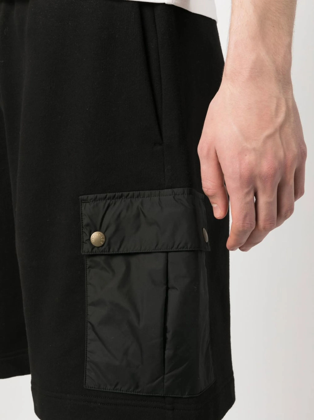 Imagen de los pantalones cortos con parche de logo de Moncler para hombres - Temporada Primavera-Verano 2023 - Vista del modelo 4