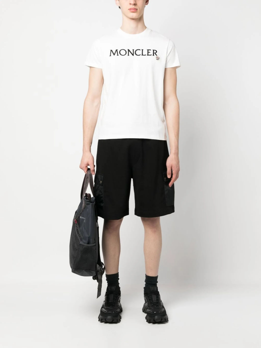 Imagen de los pantalones cortos con parche de logo de Moncler para hombres - Temporada Primavera-Verano 2023 - Vista del modelo 1