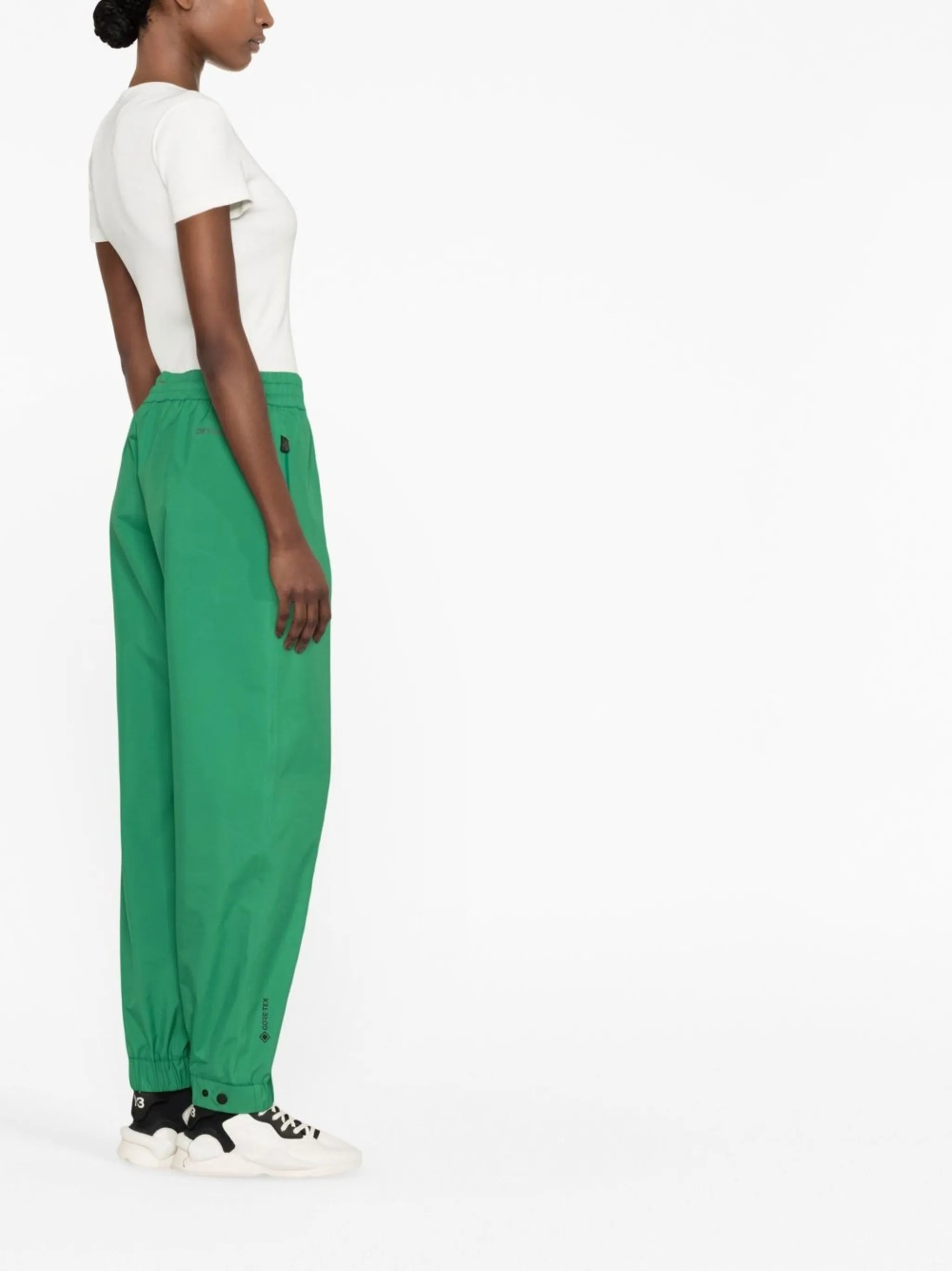 Imagen de Pantalones de Jogging de Moncler Grenoble para Mujeres - Temporada Primavera-Verano 2023 - Vista Modelo 2