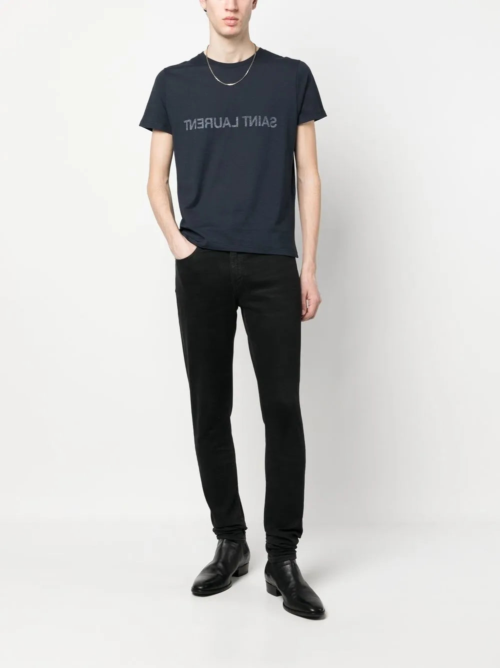 Image du T-shirt logo inversé de Saint Laurent pour hommes - Saison Automne-Hiver 2024 - Vue de dos