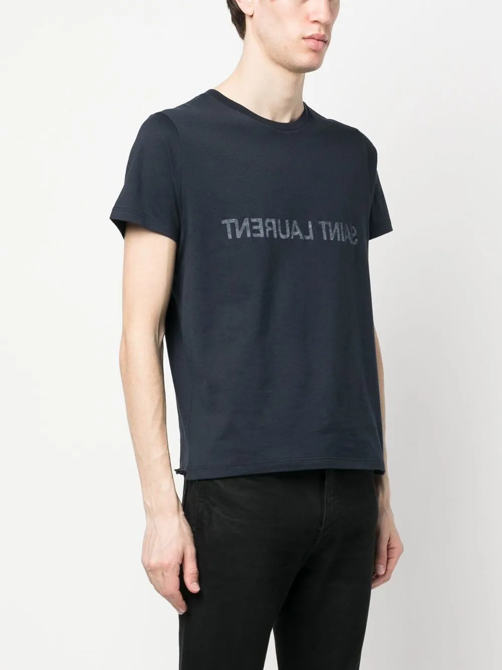 Image du T-shirt logo inversé de Saint Laurent pour hommes - Saison Automne-Hiver 2024 - Détail 1