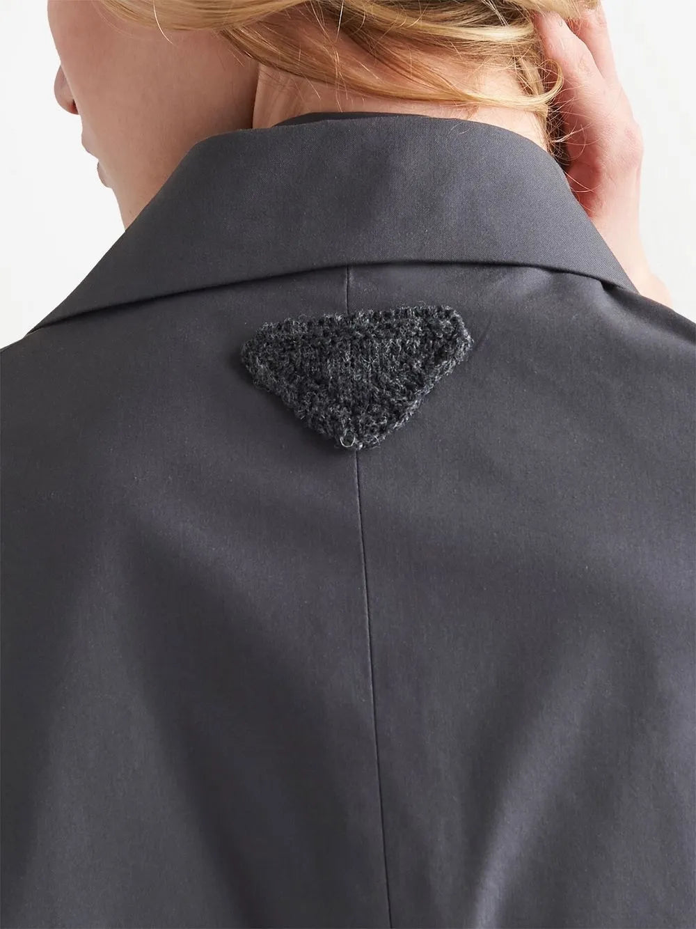 Imagem de um longo casaco de algodão da Prada para homens - Temporada Primavera-Verão 2023 - Detalhe 7