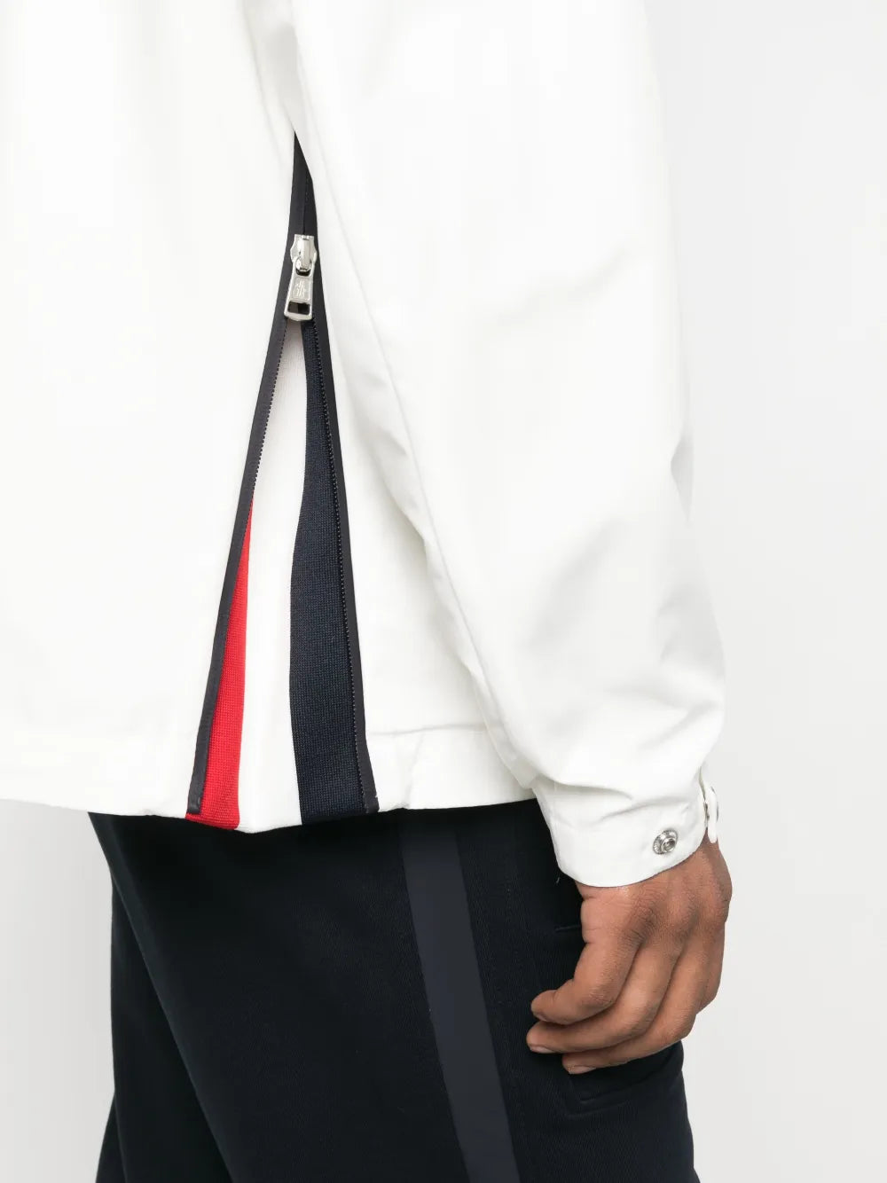 Imagem da jaqueta corta-vento Atria da Moncler para homens - Temporada Primavera-Verão 2023 - Vista modelo 5