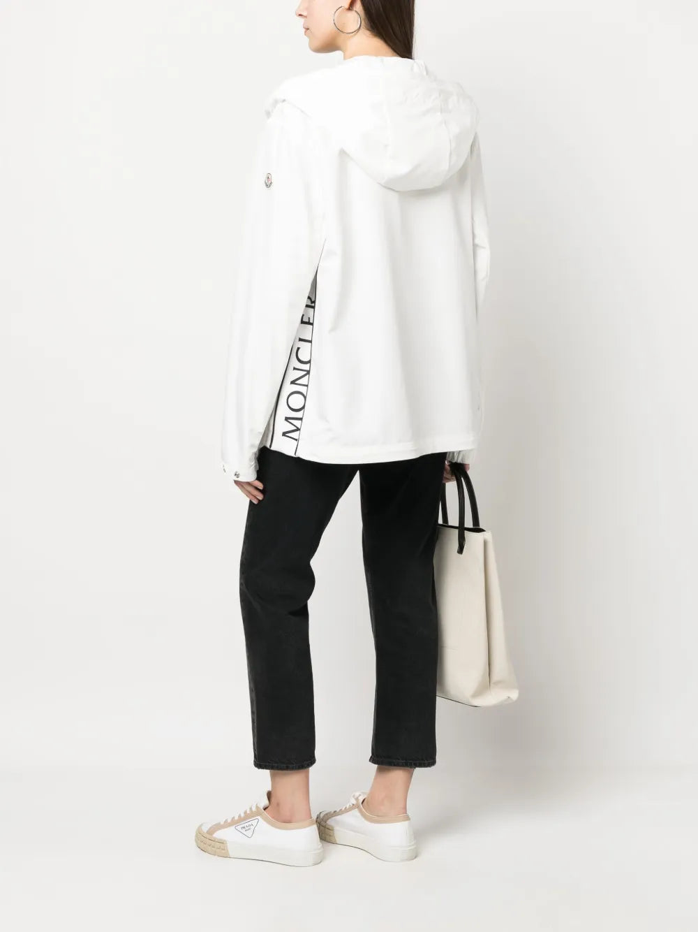 Imagem da jaqueta corta-vento Atria da Moncler para homens - Temporada Primavera-Verão 2023 - Vista modelo 2